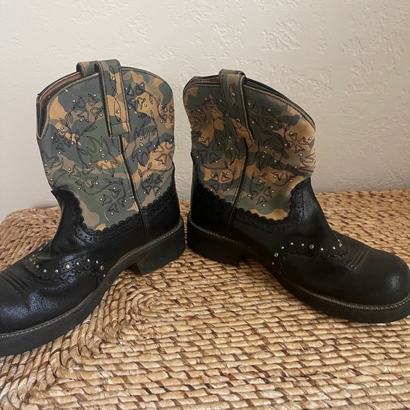Ariat woman’s cowgirl boots size 9.5 black camo - Picture 4 of 9